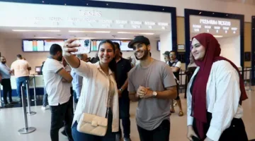 بالصور| مينا مسعود يستمتع بمشاهدة “في عز الضهر” وسط الجمهور في القاهرة