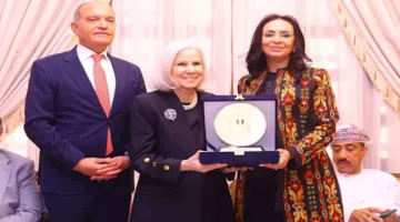 بالصور.. وزيرة التضامن تكرم السفيرة هيفاء أبو غزالة.