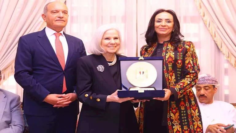 بالصور.. وزيرة التضامن تكرم السفيرة هيفاء أبو غزالة.