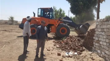 بالصور.. وقف تجاوزات بناء غير قانونية ومصادرة مواد البناء في الأقصر