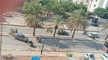 بالصورة.. قطع الطريق الرئيسي في البداوي احتجاجاً على احتجاز سيارته!