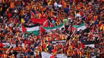بالعلامات واللافتات.. جمهور الترجي يؤازر فلسطين durante مباراة تشيلسي في بطولة الأندية العالمية (صور)