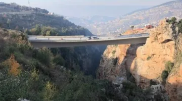 بالفيديو – شباب محاصرون تحت جسر نمرين في الضنية يطلقون نداء استغاثة