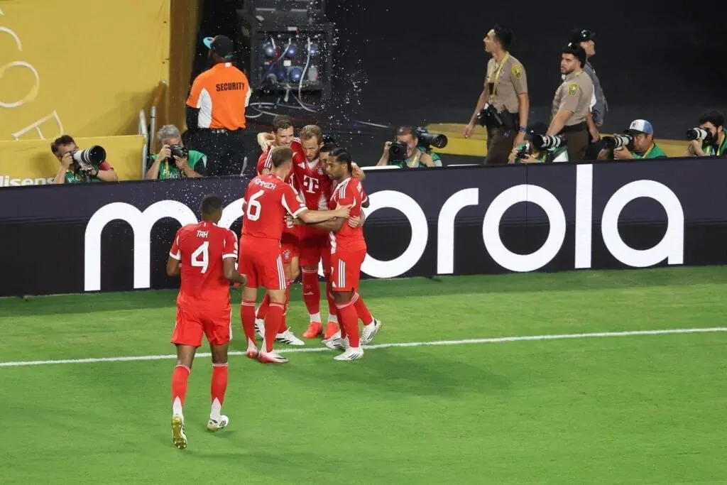 بايرن ميونيخ يهيمن على بوكا جونيورز في شوط أول مثير بايرن ميونيخ يهيمن على بوكا جونيورز في شوط أول مثير