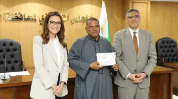 محافظ الجيزة يُوزع شهادات محو الأمية على 18 موظفًا في المنطقة الأثرية بالأهرامات