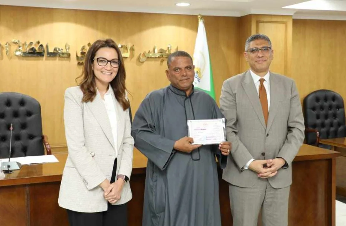 محافظ الجيزة يُوزع شهادات محو الأمية على 18 موظفًا في المنطقة الأثرية بالأهرامات محافظ الجيزة يُوزع شهادات محو الأمية على 18 موظفًا في المنطقة الأثرية بالأهرامات