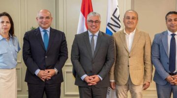 بتكلفة مليار جنيه، رئيس الهيئة الاقتصادية لقناة السويس يبرم اتفاقية مشروع شركة «أورسا» التركية في القنطرة غرب