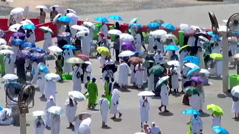 بث حي.. حجاج بيت الله الحرام يتجهون نحو جبل عرفات