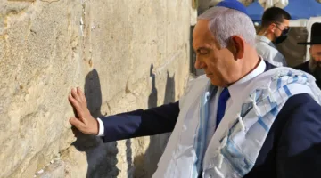 بجوار حائط البراق في القدس… نتنياهو يتقدم بالشكر لترامب عبر الصلاة