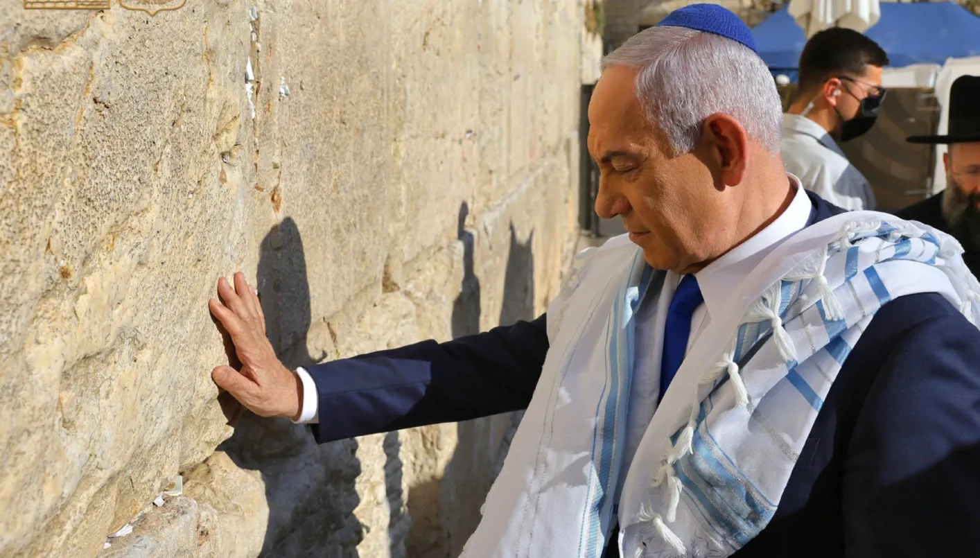 بجوار حائط البراق في القدس… نتنياهو يتقدم بالشكر لترامب عبر الصلاة بجوار حائط البراق في القدس… نتنياهو يتقدم بالشكر لترامب عبر الصلاة