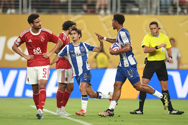 بخطأ في الدفاع المشترك.. بورتو يتعادل مع الأهلي في 8 دقائق بخطأ في الدفاع المشترك.. بورتو يتعادل مع الأهلي في 8 دقائق