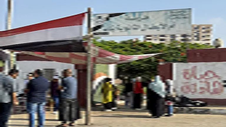 بدء امتحانات اللغة العربية لطلاب الثانوية العامة في الإسماعيلية – صور