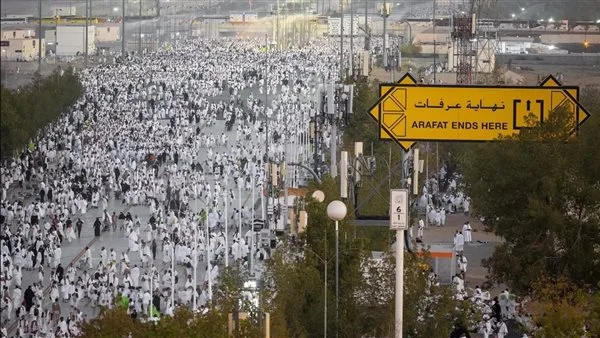 بدء تقدم الحجاج عبر القرعة للوقوف في عرفة وأداء الفريضة الأساسية للحج. بدء تقدم الحجاج عبر القرعة للوقوف في عرفة وأداء الفريضة الأساسية للحج.