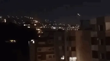 بدت جلية تماماً.. تابعوا لحظة عبور الصواريخ الإيرانية فوق لبنان!