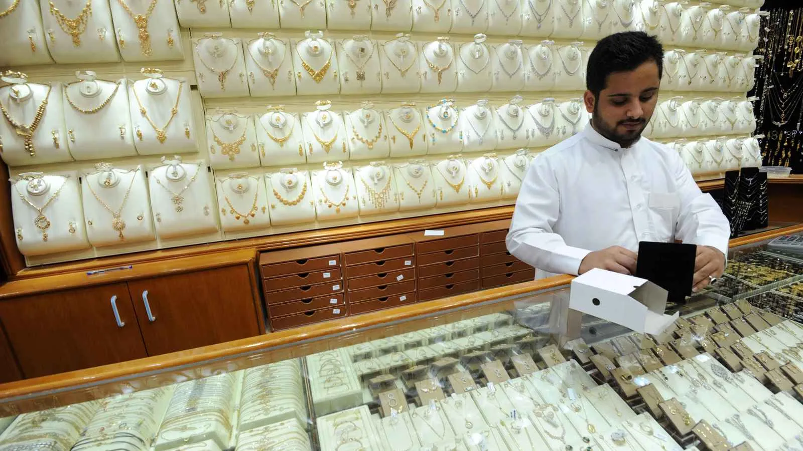 بسبب الضغوط العالمية.. انخفاض أسعار الذهب في السعودية و”عيار 24″ يصل إلى 407 ريالات بسبب الضغوط العالمية.. انخفاض أسعار الذهب في السعودية و”عيار 24″ يصل إلى 407 ريالات