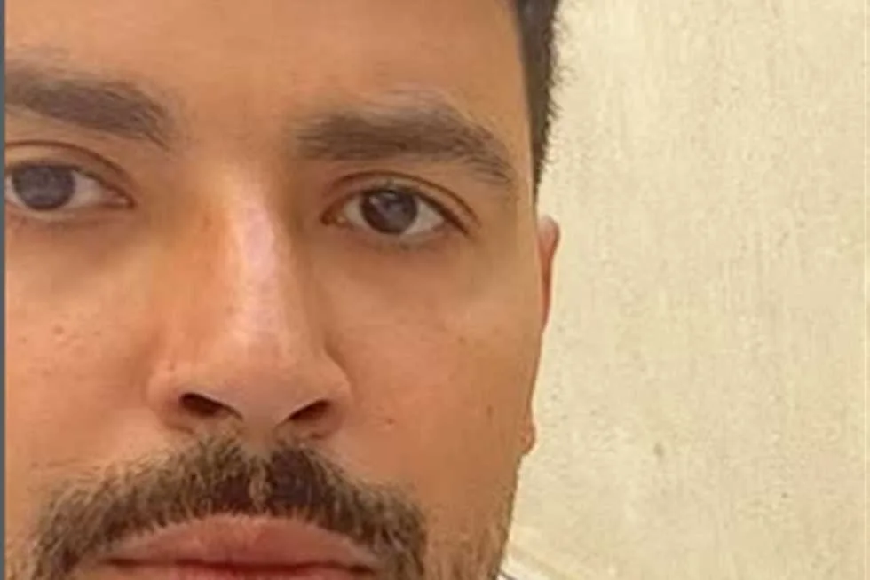 بطريقة ناصر الدسوقي.. محمد أنور يشارك متابعيه بصورة مضحكة مع “الخروف” بطريقة ناصر الدسوقي.. محمد أنور يشارك متابعيه بصورة مضحكة مع “الخروف”