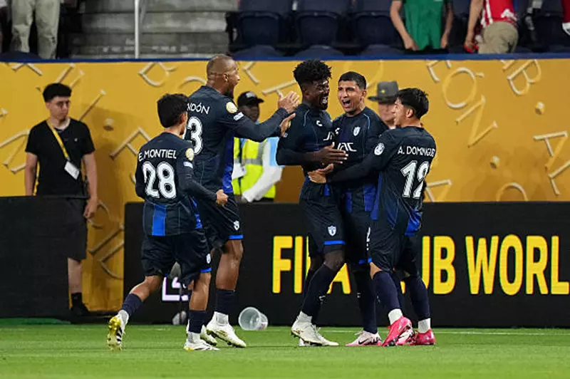 بعد 69 ثانية من استئناف اللعب.. باتشوكا يعيد التشويق لمباراة سالزبورغ في كأس العالم للأندية بعد 69 ثانية من استئناف اللعب.. باتشوكا يعيد التشويق لمباراة سالزبورغ في كأس العالم للأندية
