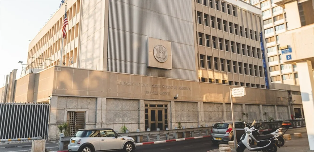 بعد أن تعرضت السفارة الأمريكية في تل أبيب لأضرار طفيفة.. إليكم ما أعلنه السفير. بعد أن تعرضت السفارة الأمريكية في تل أبيب لأضرار طفيفة.. إليكم ما أعلنه السفير.