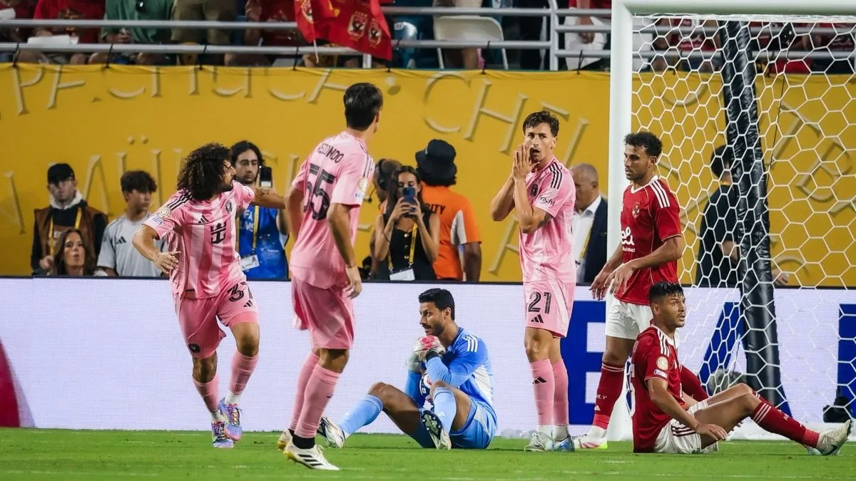 بعد إصابة ثلاثي الفريق، فيفا يتيح للأهلي فرصة قيمة لتعزيز تشكيلته في بطولة كأس العالم للأندية. بعد إصابة ثلاثي الفريق، فيفا يتيح للأهلي فرصة قيمة لتعزيز تشكيلته في بطولة كأس العالم للأندية.