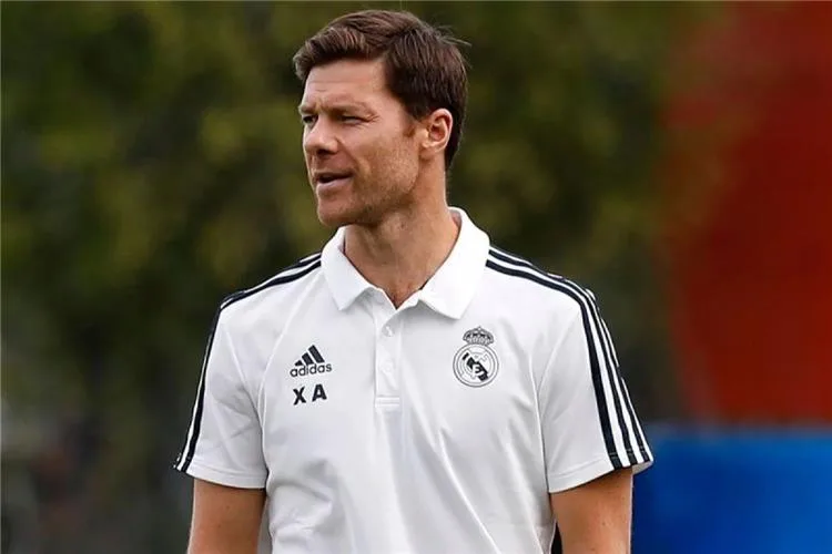 بعد التعادل مع الهلال.. هويسن يعد باستجابة قوية من ريال مدريد ضد باتشوكا بعد التعادل مع الهلال.. هويسن يعد باستجابة قوية من ريال مدريد ضد باتشوكا