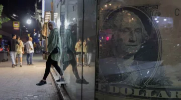 بعد انتهاء الحرب.. انخفاض قيمة الدولار مقابل الجنيه المصري في البنوك مستمر