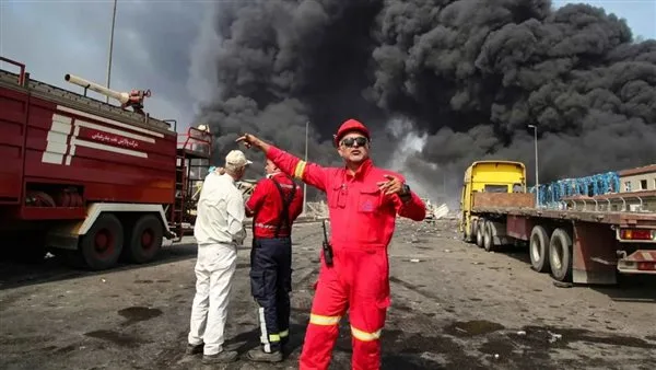 بعد تحذيرات من هجوم إسرائيلي.. 15 سفينة تشتعل في حريق غامض بميناء إيراني
