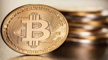 بعد تحقيقه رقماً تاريخياً.. سعر الـ”بتكوين” ينخفض إلى 105 آلاف دولار اليوم