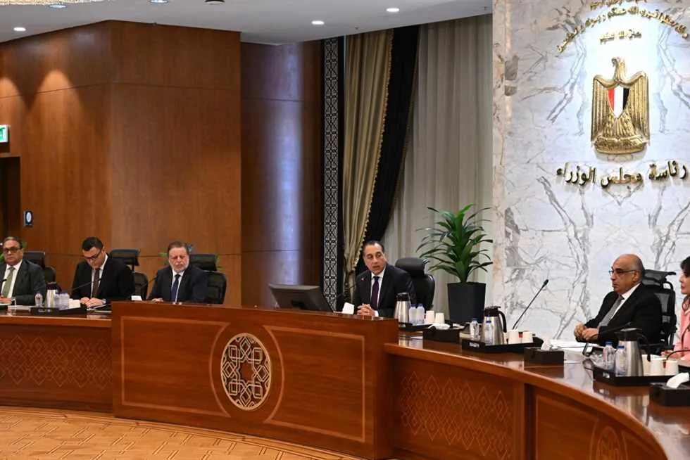بعد متابعة صفقات البيع بالدولار في الخارج .. توجيه هام من رئيس الحكومة للمطورين العقاريين