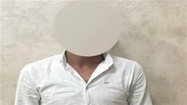 بعد نزاع حول الأجرة.. سائق توك توك يشتبك مع امرأة ويقوم بالتحرش بها.