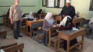 بلا تذمر.. طلاب القسم الأدبي بالثانوية الأزهرية في القليوبية يقدمون امتحان اللغة الإنجليزية.