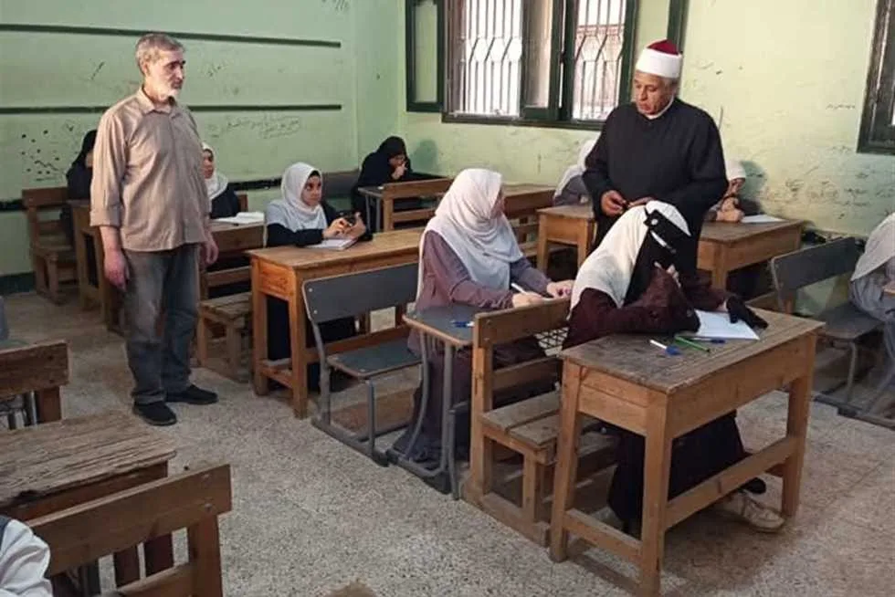 بلا تذمر.. طلاب القسم الأدبي بالثانوية الأزهرية في القليوبية يقدمون امتحان اللغة الإنجليزية. بلا تذمر.. طلاب القسم الأدبي بالثانوية الأزهرية في القليوبية يقدمون امتحان اللغة الإنجليزية.