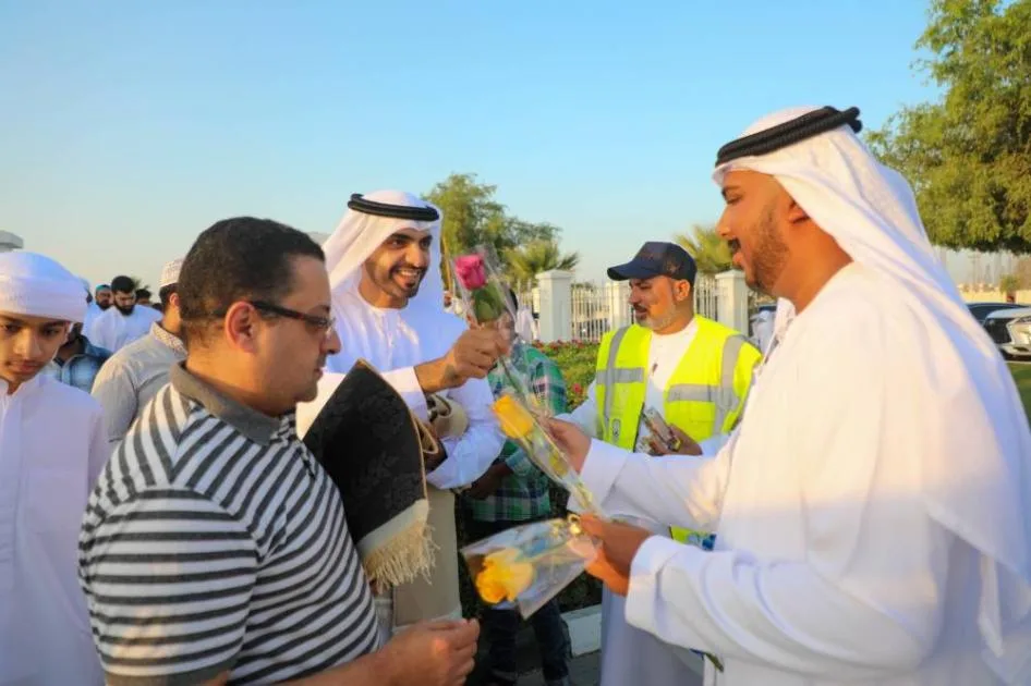 بلدية الحمرية تهدي المصلين الحلويات والورود بمناسبة العيد