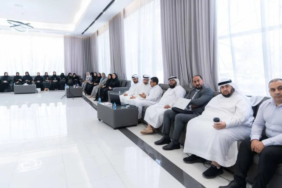 بلدية عجمان تعقد ورشة عمل بعنوان “نقاش وتعاون لصيف مليء بالفائدة لأطفالنا”
