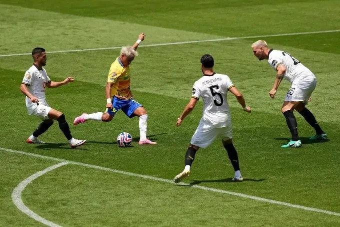 بوروسيا دورتموند يحقق فوزاً رائعاً على صن داونز بأربعة أهداف في كأس العالم للأندية بوروسيا دورتموند يحقق فوزاً رائعاً على صن داونز بأربعة أهداف في كأس العالم للأندية