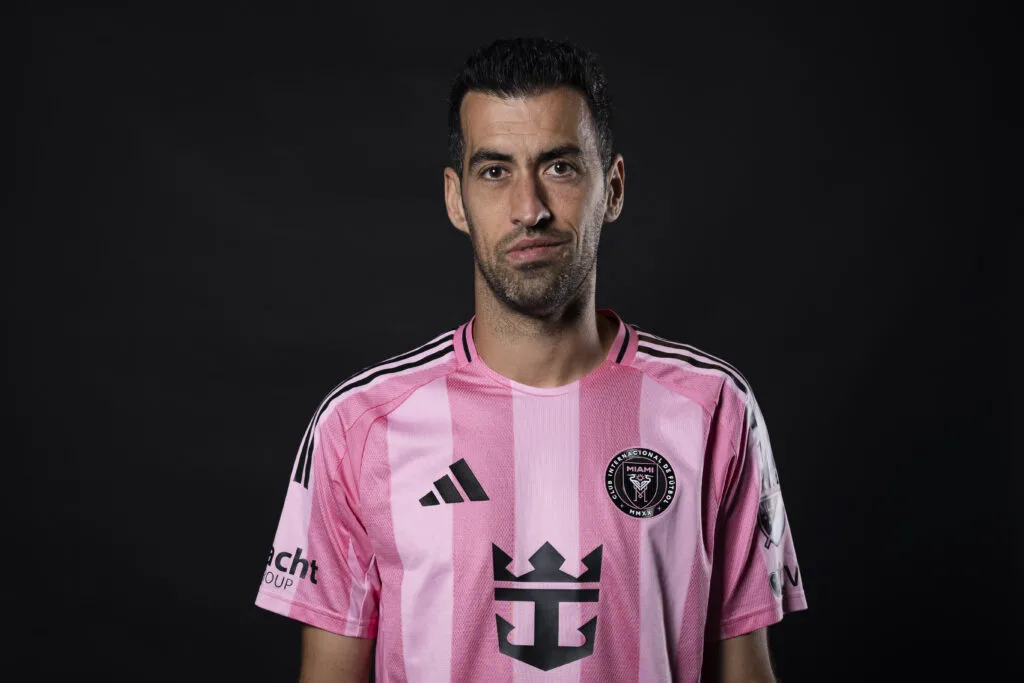 بوسكيتس: المشاركة في كأس العالم للأندية تُحفزنا مجددًا.. وميسي لاعب فريد من نوعه بوسكيتس: المشاركة في كأس العالم للأندية تُحفزنا مجددًا.. وميسي لاعب فريد من نوعه