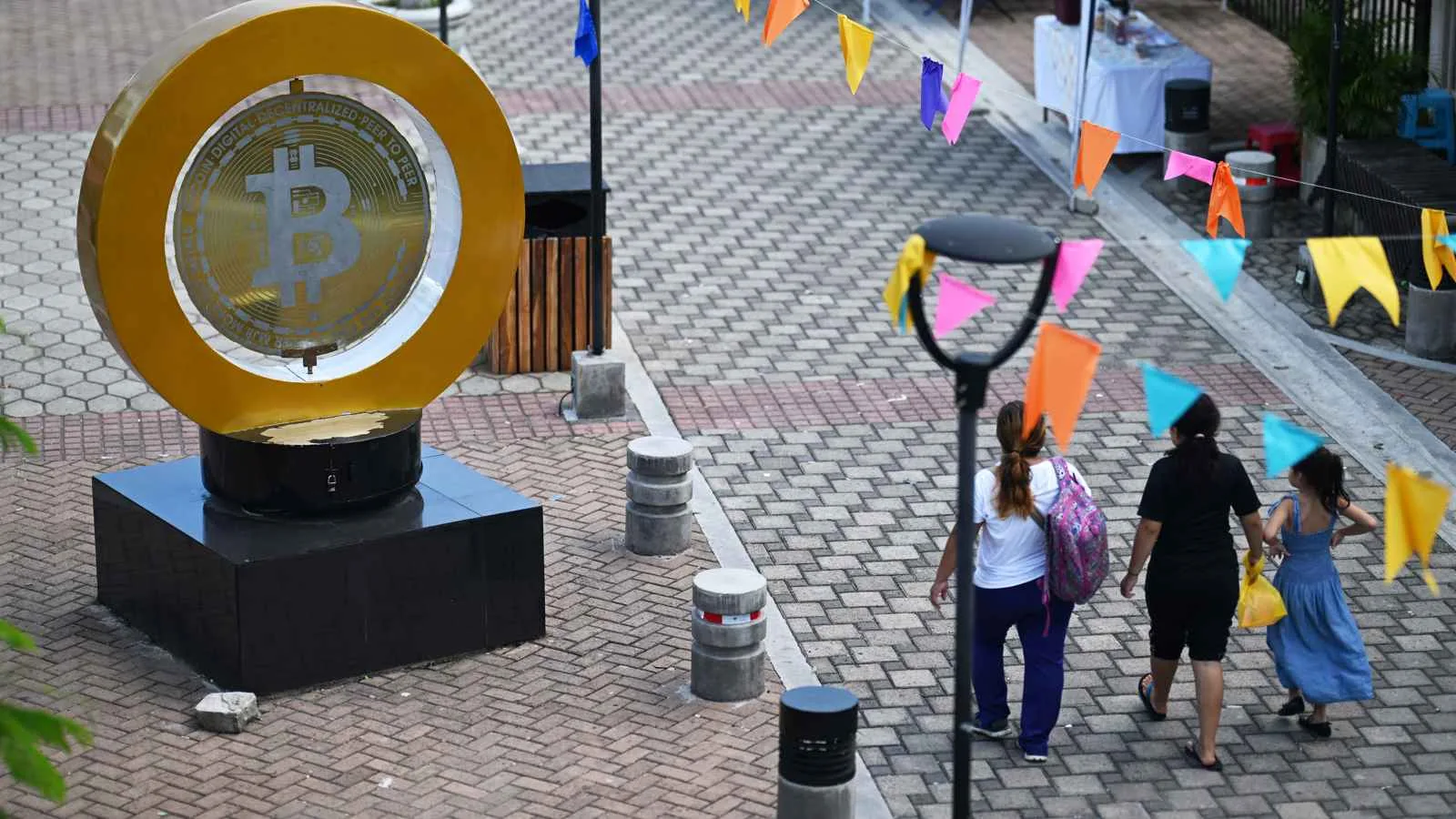 «بيتكوين» تتخطى 105 آلاف دولار في ظل انتظار قرارات سعر الفائدة «بيتكوين» تتخطى 105 آلاف دولار في ظل انتظار قرارات سعر الفائدة