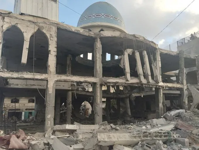 بين عرفة والمحرقة الهادئة.. قلوب الفلسطينيين ترتفع نحو السماء بين عرفة والمحرقة الهادئة.. قلوب الفلسطينيين ترتفع نحو السماء