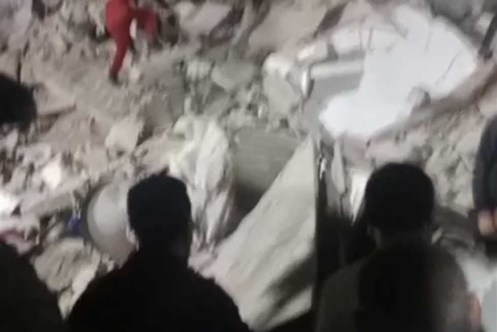 «بينما كان يصلي ويذاكر، انهار المنزل عليه».. أب يبكي بعد فقدانه ابنه الطالب في الثانوية تحت أنقاض عقار السيدة زينب. «بينما كان يصلي ويذاكر، انهار المنزل عليه».. أب يبكي بعد فقدانه ابنه الطالب في الثانوية تحت أنقاض عقار السيدة زينب.