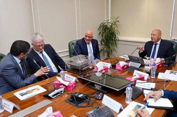 وزير الصناعة يناقش مع شركتين دوليتين إقامة مجمع صناعي شامل لتطوير صناعة مكونات الجسور والأنفاق.