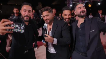 تامر حسني يتألق في حفل الأهرامات ويصور لحظات مع الحضور