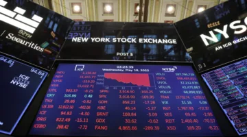 تباين مؤشرات الأسهم الأمريكية مع انطلاق المفاوضات التجارية بين واشنطن وبكين