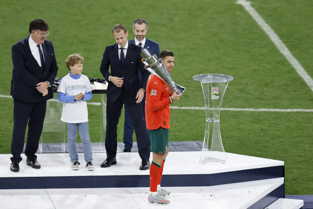 تتويج كريستيانو رونالدو بلقب دوري الأمم الأوروبية: سبب تفاؤل هاميلتون تتويج كريستيانو رونالدو بلقب دوري الأمم الأوروبية: سبب تفاؤل هاميلتون