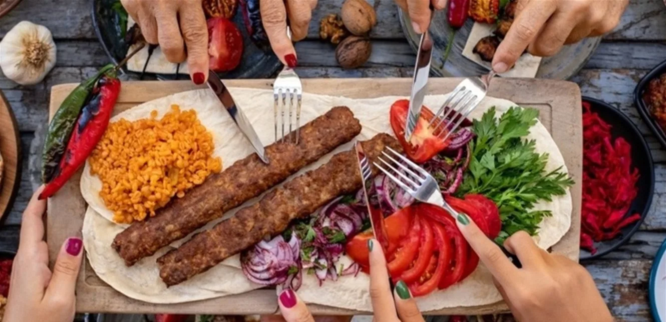 تجربة نابضة بالحياة: المأكولات اللبنانية تسحر الضيوف من أول قضمة تجربة نابضة بالحياة: المأكولات اللبنانية تسحر الضيوف من أول قضمة