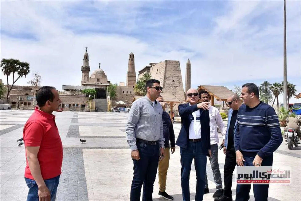تجهيزات شاملة لاستيعاب المصلين بأماكن مفروشة لصلاة العيد في ساحة «أبو الحجاج» بالأقصر