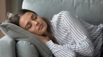 تحب أن تأخذ قيلولة في منتصف اليوم؟ اكتشف كيف تؤثر على صحة قلبك!