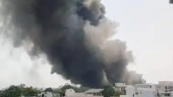 تحليق طائرة تحمل 242 مسافراً يتعرض لحادث في مطار أحمد أباد الهندي (فيديو) تحليق طائرة تحمل 242 مسافراً يتعرض لحادث في مطار أحمد أباد الهندي (فيديو)