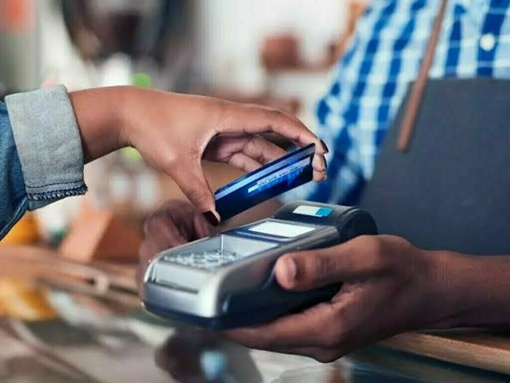 تحويل مول الحانوت إلى الرقمية: الدولة تمهد الطريق للدفع الإلكتروني وتوجه نحو تجارة خالية من النقد. تحويل مول الحانوت إلى الرقمية: الدولة تمهد الطريق للدفع الإلكتروني وتوجه نحو تجارة خالية من النقد.