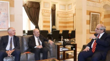 تحية لاستقبال لودريان في السرايا