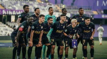 تحية مدرب العين الإماراتي قبل المباراة ضد مانشستر سيتي