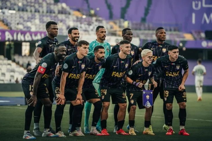 تحية مدرب العين الإماراتي قبل المباراة ضد مانشستر سيتي